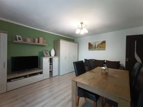 Vând apartament decomandat cu 3 camere, micro 16