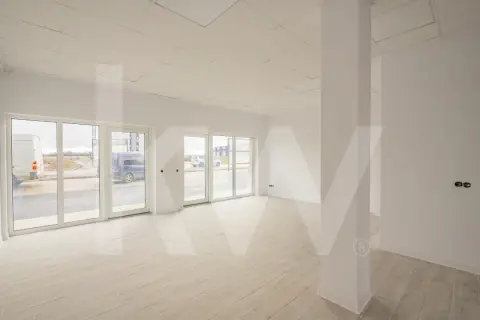 Spațiu comercial, finisat, vitrina, parcare – Doamna Stanca–Dedeman, disponibil acum