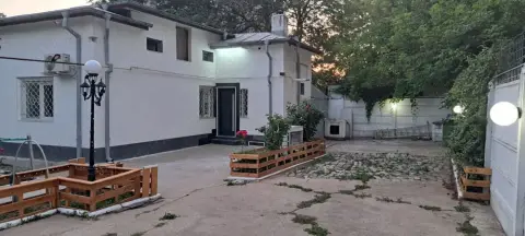 Casă de vânzare !! 3 camere, 2 băi, 3 dresinguri, cameră tehnică, pivniță, 2 garaje