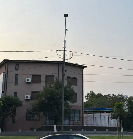 Cladire cu spatiu comercial stradal