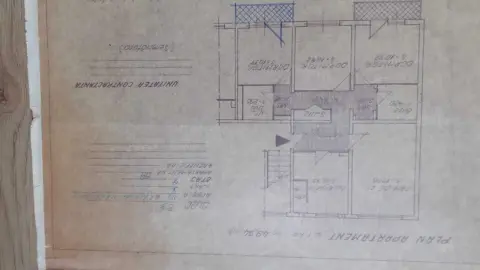 Vand Apartament 4 camere decomandate,an 1979 etajul4/4 sect.4 Buc.