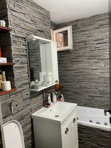 Apartament 2 cam etaj 3/4 in Carpati 1.