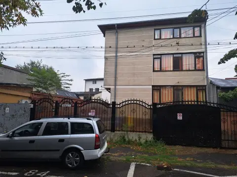 Vând casă cu demisol , parter + 2 etaje și teren în sector 4