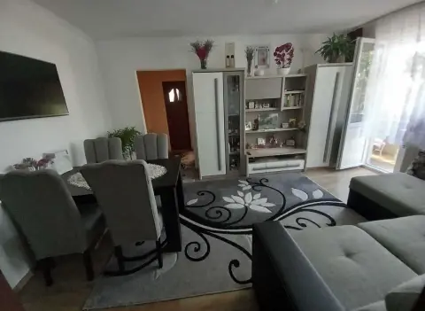 BRASADAS vinde ap 2 cam etaj 4/4 Careiului.
