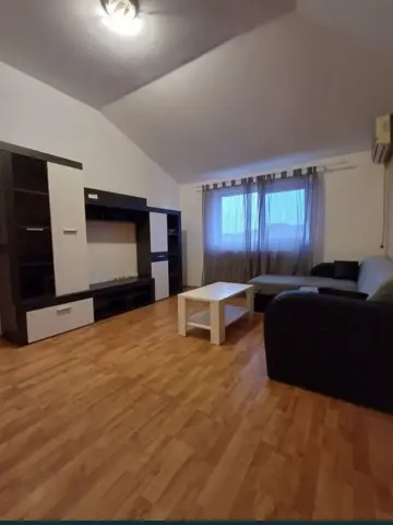 Vand apartament cu 3 camere in poarta 6 direct proprietar