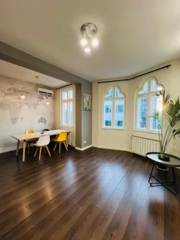 Apartament spațios și luminos într-o vilă interbelică – Budapesta / Tineretului