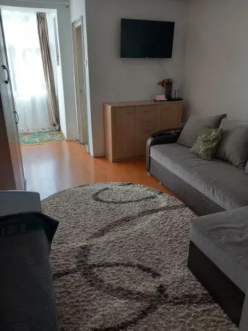 BRASADAS vinde garsoniera pe Ostrovului la etajul 2/4.