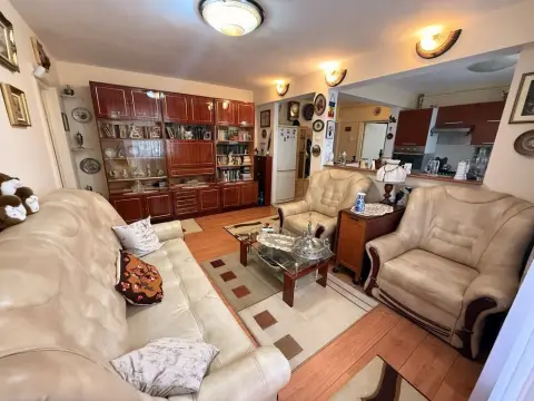 BRASADAS vinde ap 3 camere etajul 2/4 pe Careiului