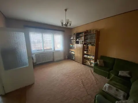 BRASADAS vinde ap cu 3 cam și garaj Piata Mare.