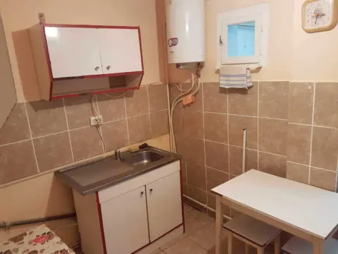 BRASADAS vinde Garsoniera pe Ostrovului la PARTER.