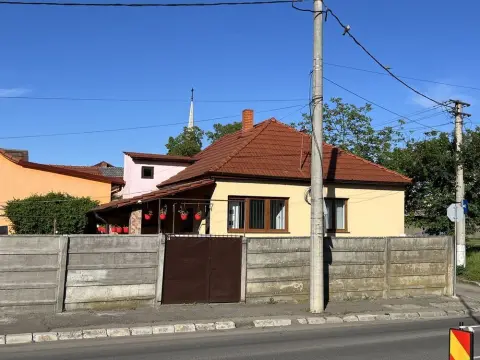 BRASADAS vinde 2 case cu teren 7 ari în zona CENTRALA.