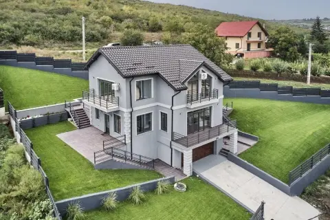 Casa noua de vanzare in Iasi, zona Sorogari, cu vedere catre lac.