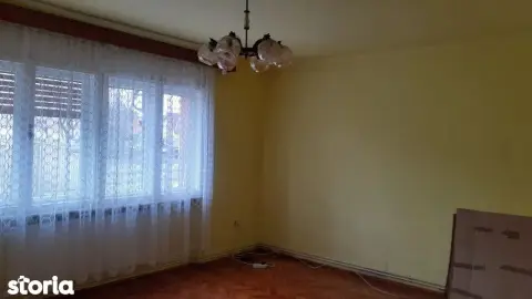 ageuropa.ro vinde ap. 2 cam. la parterul unei case în zona Carpați 2.