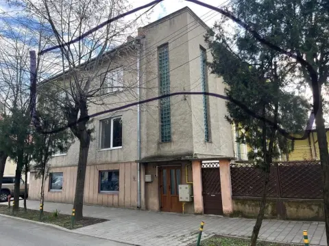 BRASADAS vinde ap 5 cam etaj 1 in casa cu etaj centru vechi.