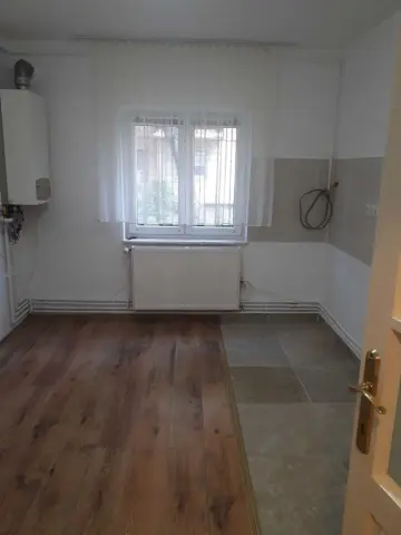 Vând apartament 3 camere , micro 17, destinație spțiu comercial