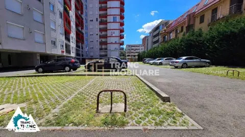 Parcare privata, ingradita, la blocurile Ared din Micalaca