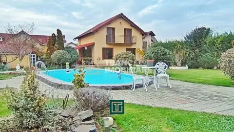 Casă impresionantă cu 15 camere, teren generos, piscină in Fantanele, Arad