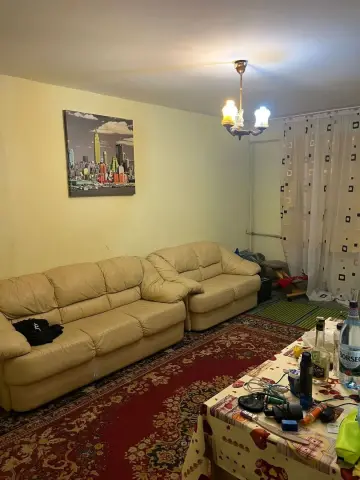De vanzare apartament 3 camere Micro 16, etaj 4/4, 64.000 euro