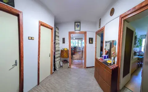 Apartament spațios cu 3 camere, decomandat – Zona 7 Noiembrie / UMFST