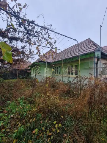 Casă cu teren de 1.000 m² – utilități complete, ideală pentru renovare