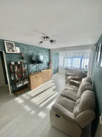Apartament cu 2 camere, renovat și mobilat – Vedere panoramică