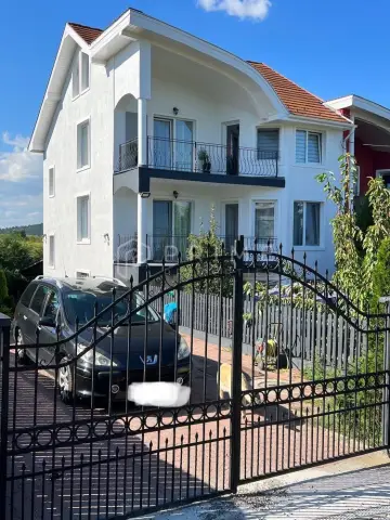 Casă spațioasă structurată pe 4 niveluri – Corunca, zona Rompetrol