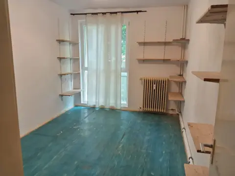 Apartament nemobilat de inchiriat