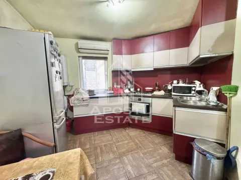 Apartament cu 3 camere si 2 bai la etajul 1 cu centrala zona Soarelui