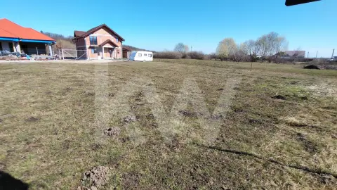 Teren intravilan de vanzare sau schimb cu ap. 2 camere+diferenta