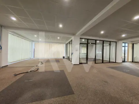 Spațiu de birouri luminos și modular – perfect pentru echipa ta!