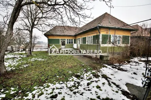 Casa 3 camere,1 baie,100 mp, 2.700 mp teren,0% comision