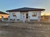 Casa 4 cam.2 băi,1 pivniță 1 dressing,500mp.teren,gard,pavaj