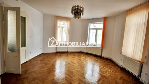 Casa 5 camere,3 băi,180 mp.teren 371 mp.Central