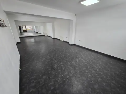 Spatiu comercial cu vitrină la strada si baie proprie