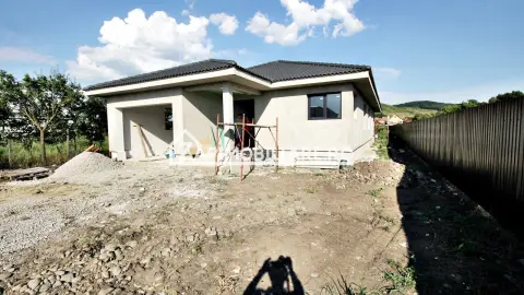 Casa 5 camere pe 1 nivel cu garaj si gard 176mp,1400mp teren