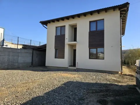Casa 4 camere,2 bai,136 mp, 550 mp teren zona Corunca