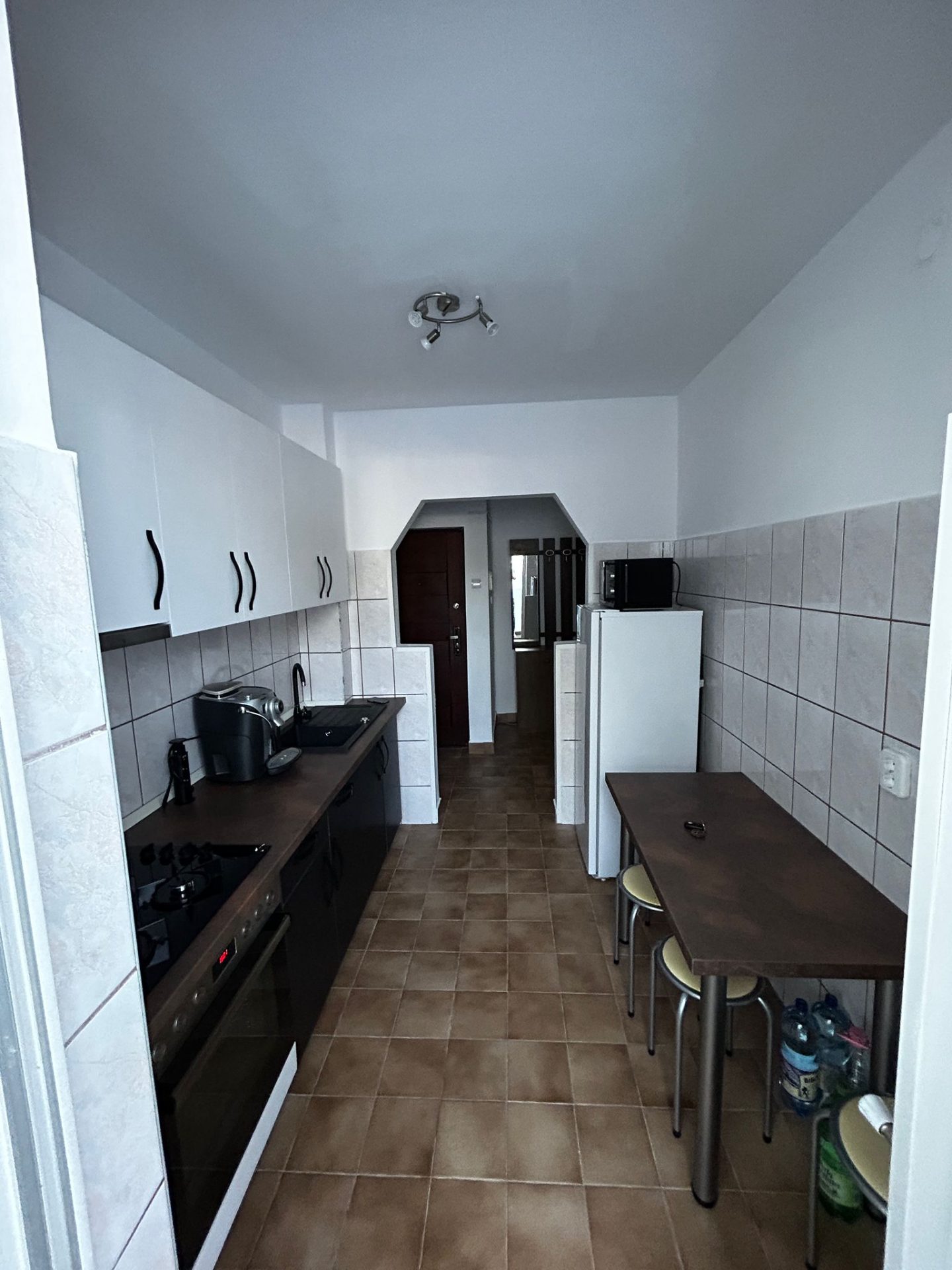 Apartament 3 camere semidecomandat, renovat, parter, balcon, utilat . Micro 4